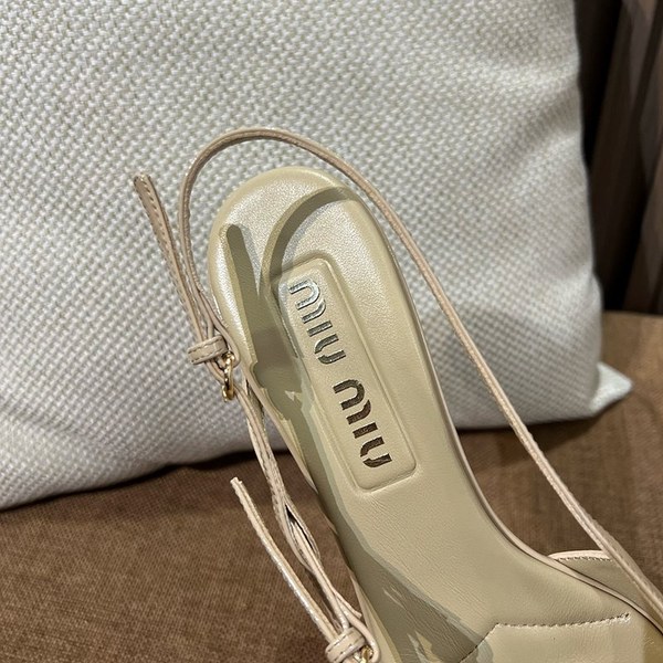 미우미우 버클 장식의 브러쉬드 가죽 슬링백 [매장가 170만원대]