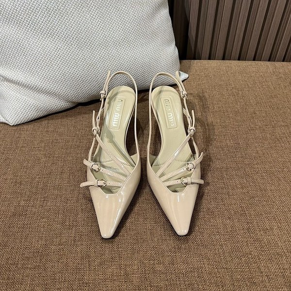 미우미우 버클 장식의 브러쉬드 가죽 슬링백 [매장가 170만원대]