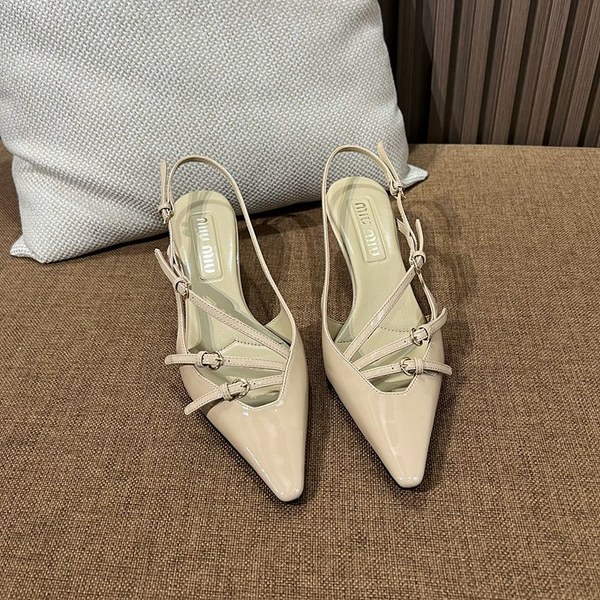 미우미우 버클 장식의 브러쉬드 가죽 슬링백 [매장가 170만원대]