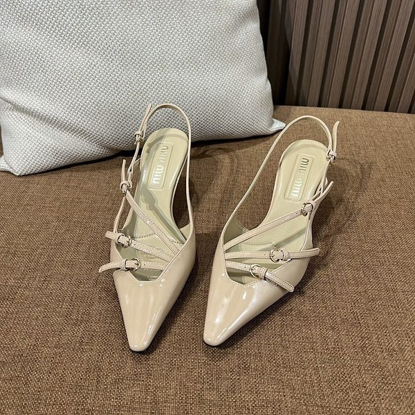 미우미우 버클 장식의 브러쉬드 가죽 슬링백 [매장가 170만원대]