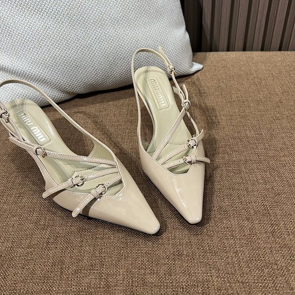 미우미우 버클 장식의 브러쉬드 가죽 슬링백 [매장가 170만원대]