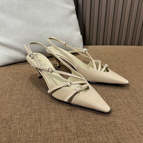 미우미우 버클 장식의 브러쉬드 가죽 슬링백 [매장가 170만원대]