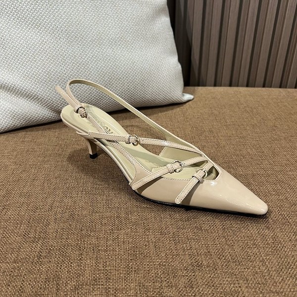 미우미우 버클 장식의 브러쉬드 가죽 슬링백 [매장가 170만원대]