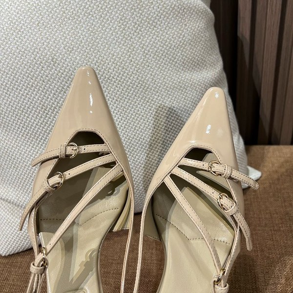 미우미우 버클 장식의 브러쉬드 가죽 슬링백 [매장가 170만원대]