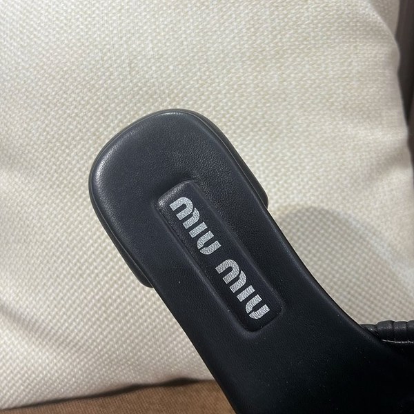 미우미우 마테라쎄 나파 가죽 슬라이드 [매장가 127만원대]