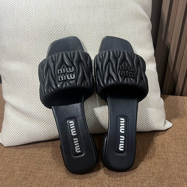 미우미우 마테라쎄 나파 가죽 슬라이드 [매장가 127만원대]