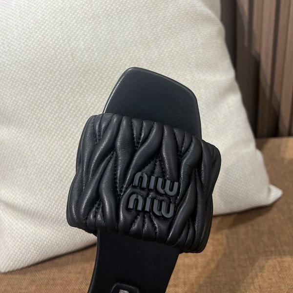 미우미우 마테라쎄 나파 가죽 슬라이드 [매장가 127만원대]