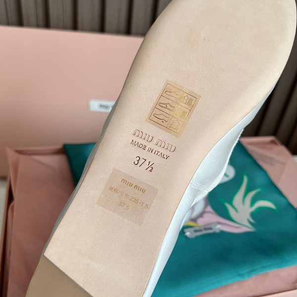 미우미우 새틴 발레리나 슈즈 화이트 [매장가130만원대]