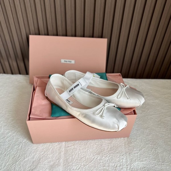 미우미우 새틴 발레리나 슈즈 화이트 [매장가130만원대]