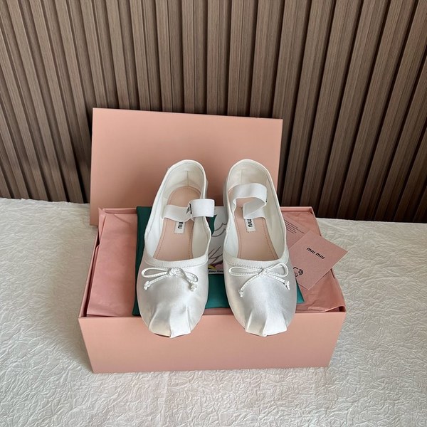 미우미우 새틴 발레리나 슈즈 화이트 [매장가130만원대]