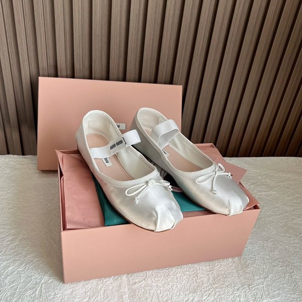 미우미우 새틴 발레리나 슈즈 화이트 [매장가130만원대]