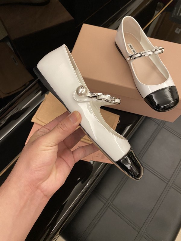 미우미우 페이턴트 가죽 발레리나 [매장가 150만원대]