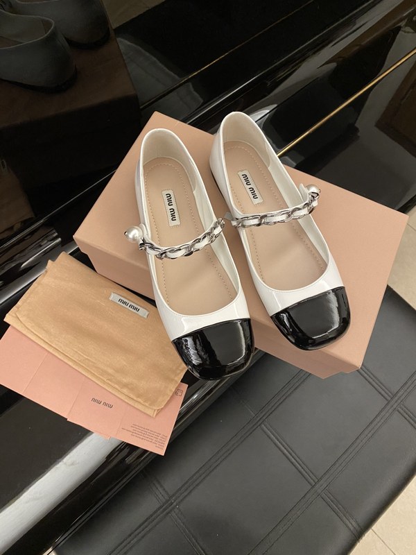 미우미우 페이턴트 가죽 발레리나 [매장가 150만원대]