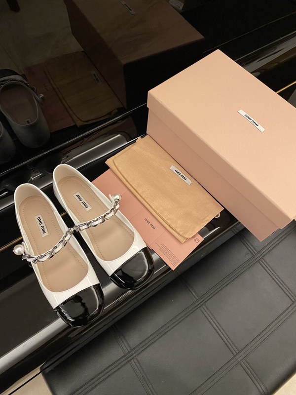 미우미우 페이턴트 가죽 발레리나 [매장가 150만원대]