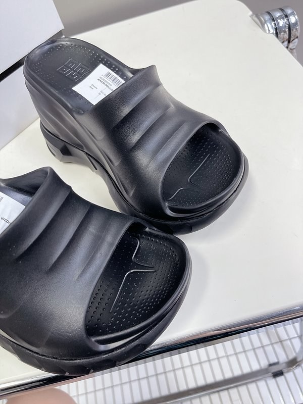 지방시 마시멜로우 고무 웨지 샌들 [매장가 85만원대]