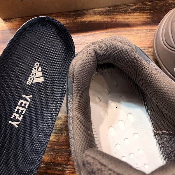 아디다스 이지부스터 Adidas Yeezy 700