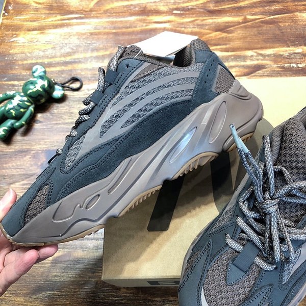 아디다스 이지부스터 Adidas Yeezy 700