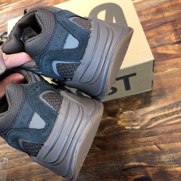 아디다스 이지부스터 Adidas Yeezy 700