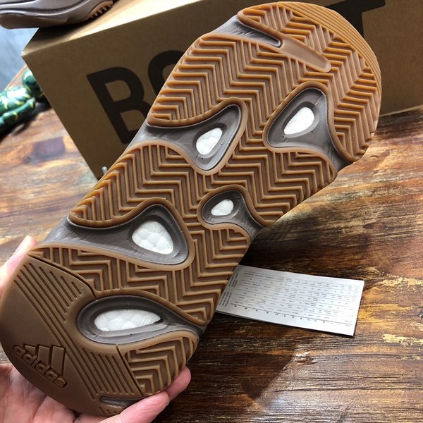 아디다스 이지부스터 Adidas Yeezy 700