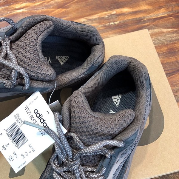 아디다스 이지부스터 Adidas Yeezy 700