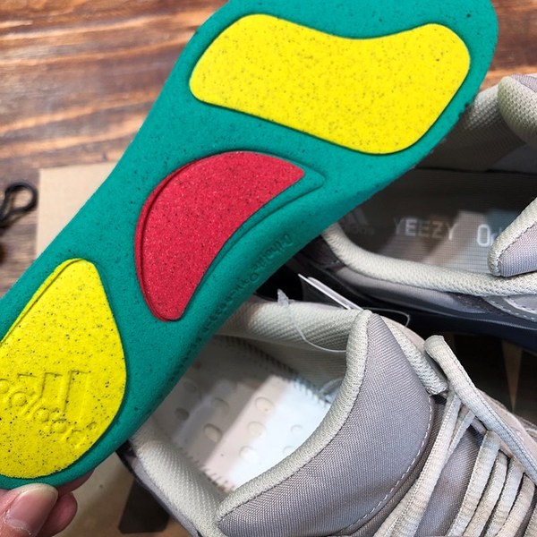 아디다스 이지부스터 Adidas Yeezy 700