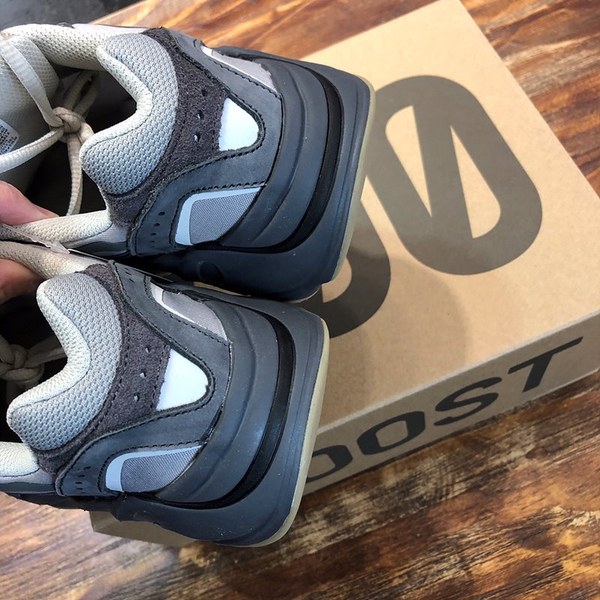 아디다스 이지부스터 Adidas Yeezy 700