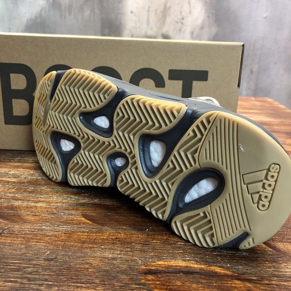 아디다스 이지부스터 Adidas Yeezy 700