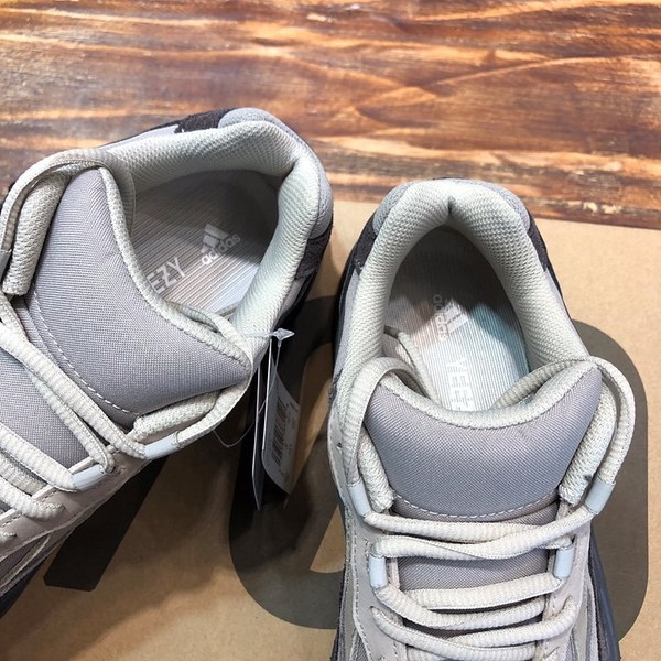 아디다스 이지부스터 Adidas Yeezy 700