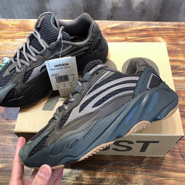 아디다스 이지부스터 Adidas Yeezy 700
