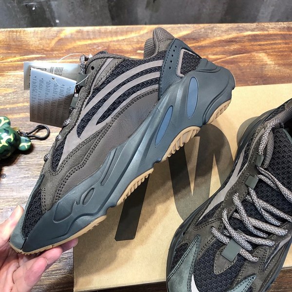 아디다스 이지부스터 Adidas Yeezy 700