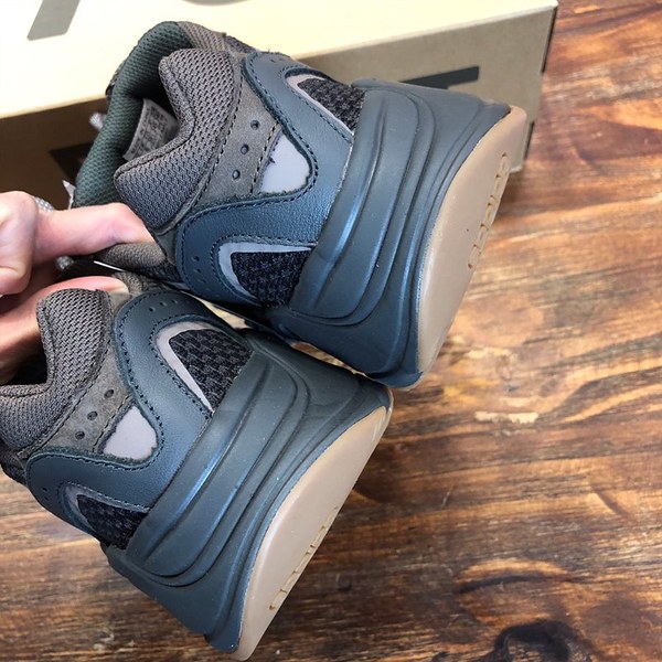 아디다스 이지부스터 Adidas Yeezy 700