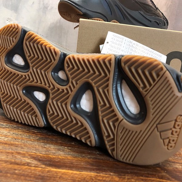 아디다스 이지부스터 Adidas Yeezy 700