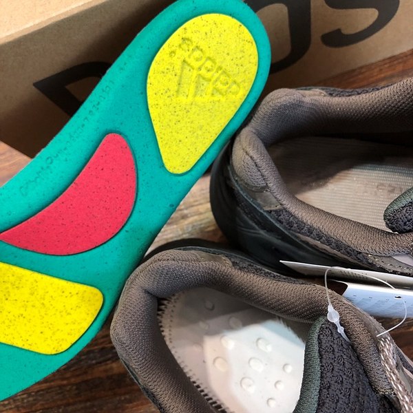 아디다스 이지부스터 Adidas Yeezy 700