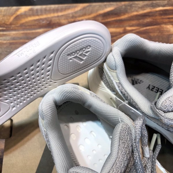 아디다스 이지부스터 Adidas Yeezy 700