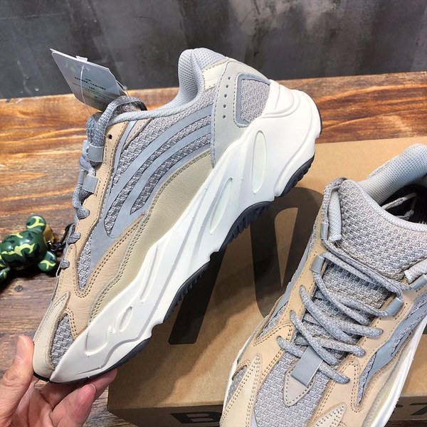 아디다스 이지부스터 Adidas Yeezy 700