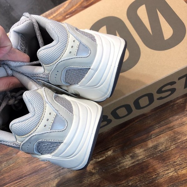 아디다스 이지부스터 Adidas Yeezy 700