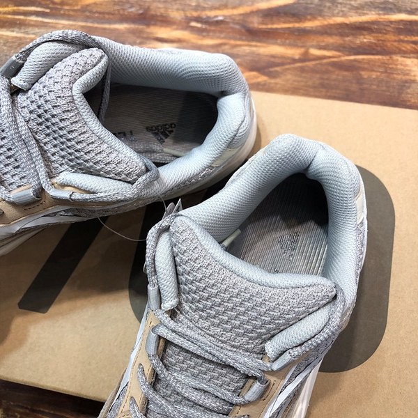 아디다스 이지부스터 Adidas Yeezy 700