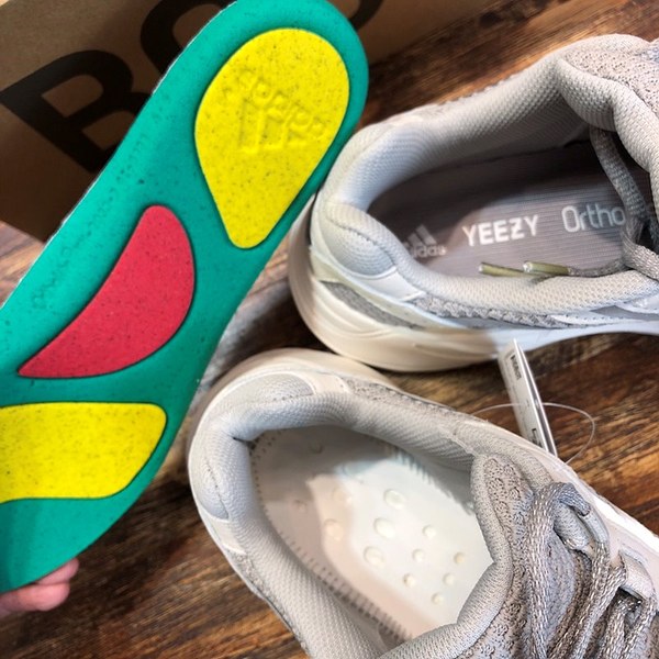 아디다스 이지부스터 Adidas Yeezy 700