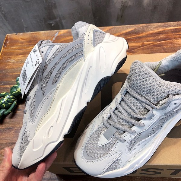 아디다스 이지부스터 Adidas Yeezy 700