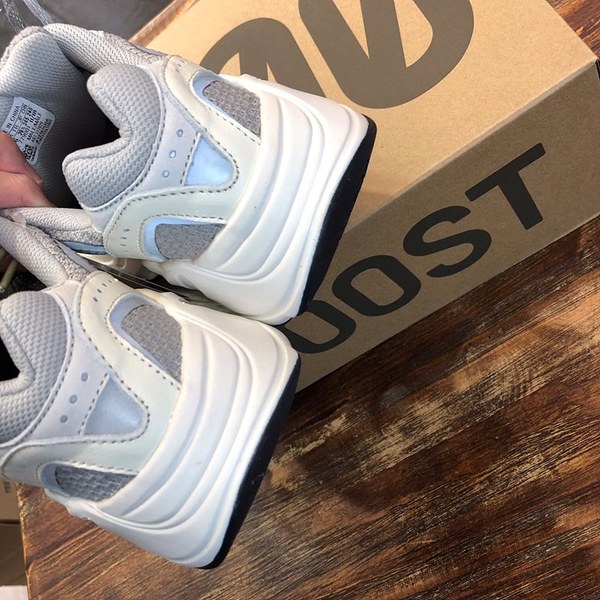 아디다스 이지부스터 Adidas Yeezy 700