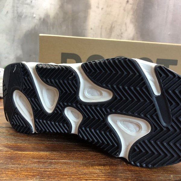 아디다스 이지부스터 Adidas Yeezy 700