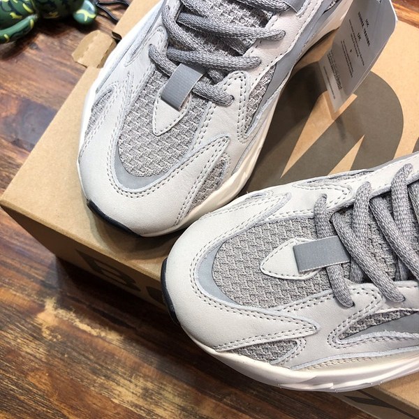 아디다스 이지부스터 Adidas Yeezy 700