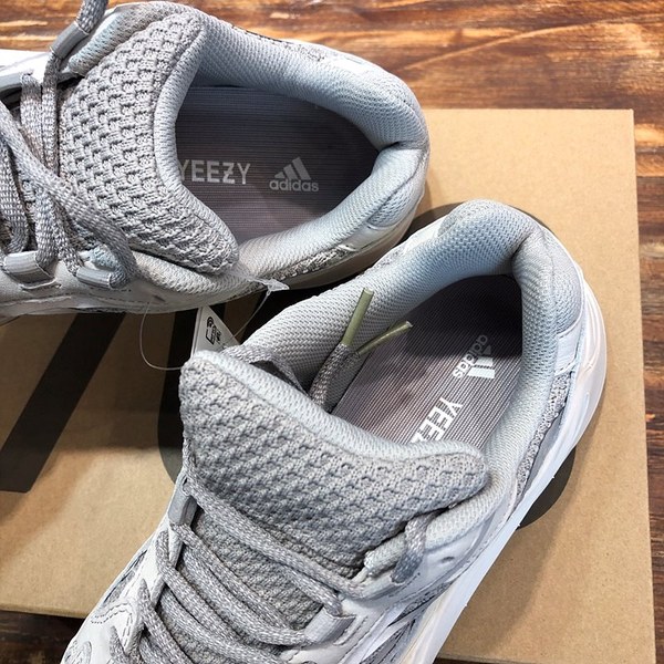 아디다스 이지부스터 Adidas Yeezy 700