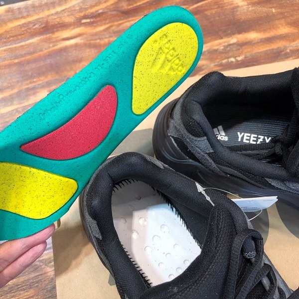 아디다스 이지부스터 Adidas Yeezy 700