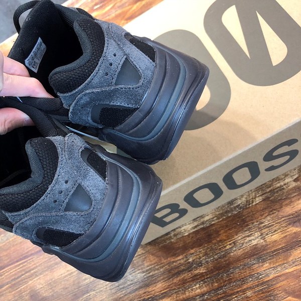 아디다스 이지부스터 Adidas Yeezy 700
