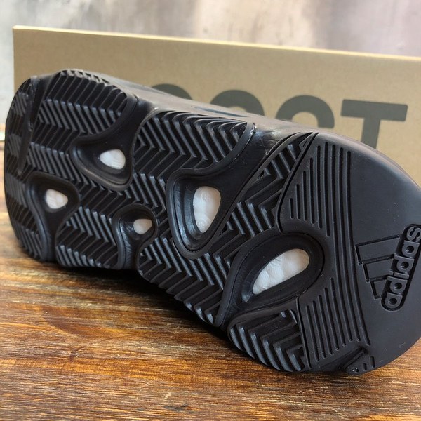 아디다스 이지부스터 Adidas Yeezy 700