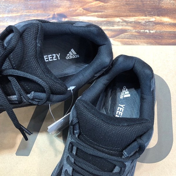 아디다스 이지부스터 Adidas Yeezy 700