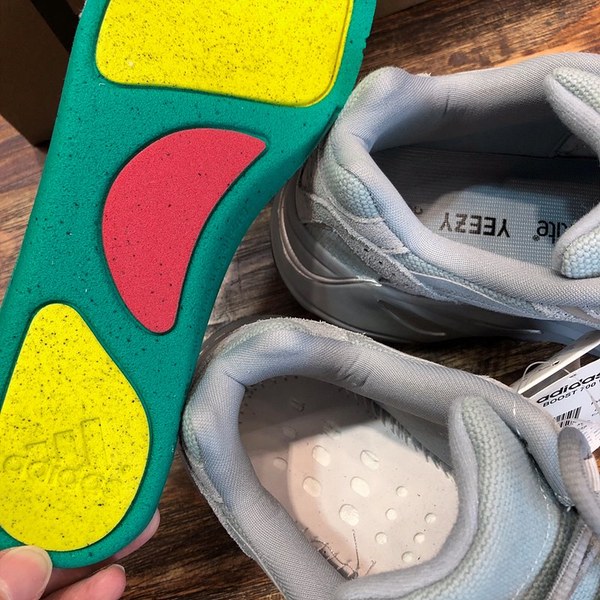 아디다스 이지부스터 Adidas Yeezy 700