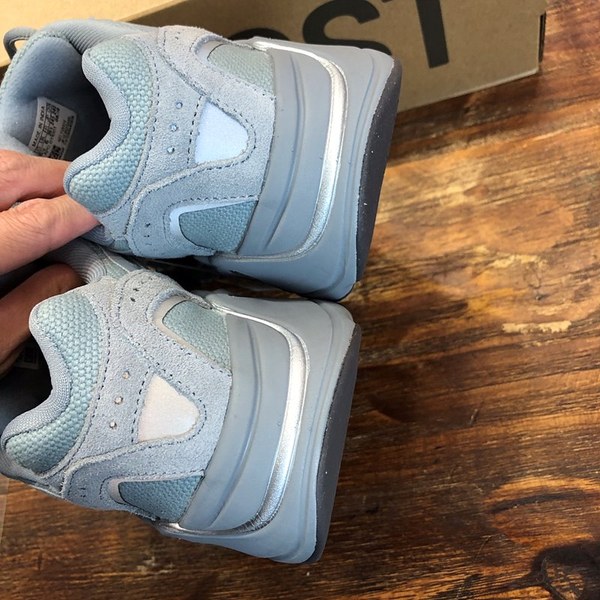 아디다스 이지부스터 Adidas Yeezy 700