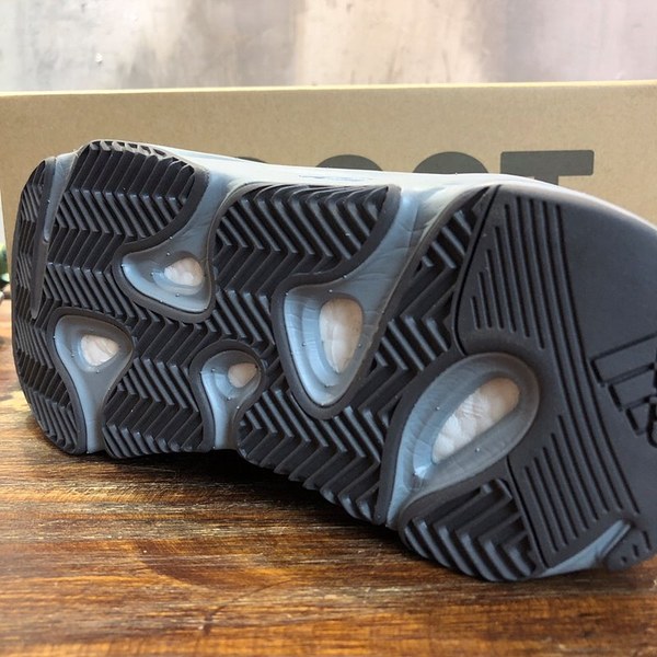 아디다스 이지부스터 Adidas Yeezy 700